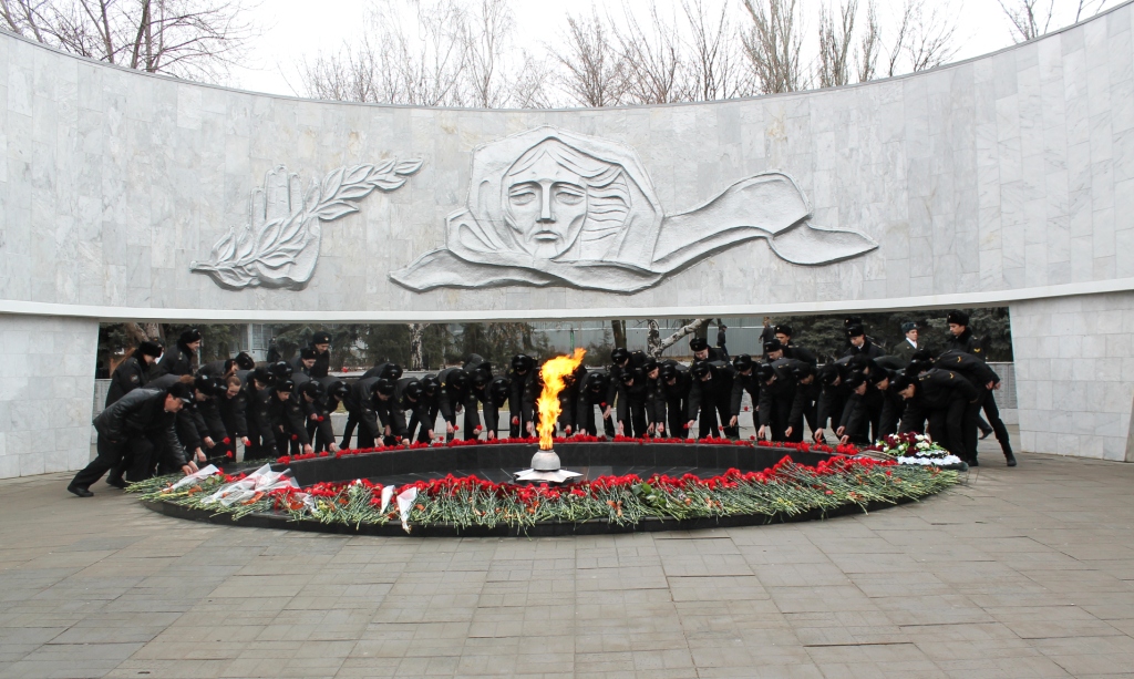 Возложение венков к мемориальному комплексу «Павшим воинам» в сквере им. Фрунзе